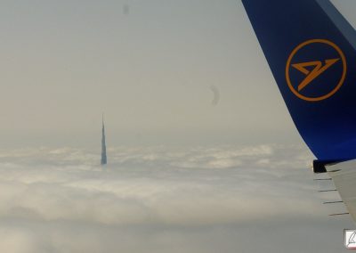 Dubai Burj Khalifa schaut durch die Wolken